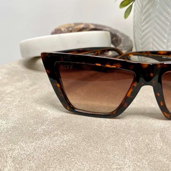 DIFF Winona Sunglasses Dark Tortoise Frame Brown Gradient Lens | New in Pouch - Picture 6 of 10